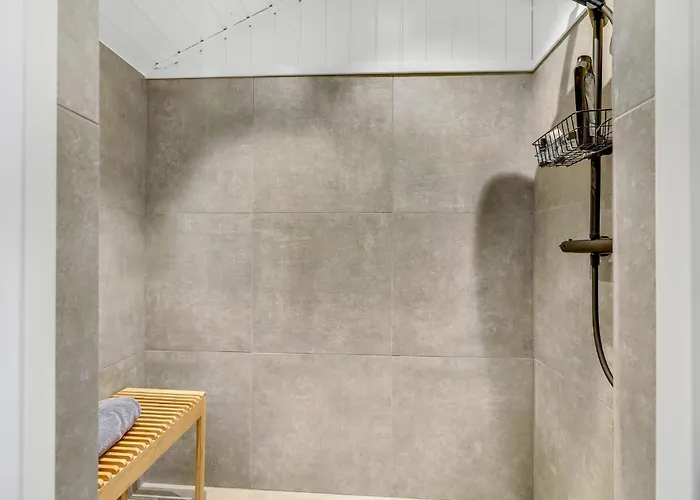 3 Bedroom Awesome In V