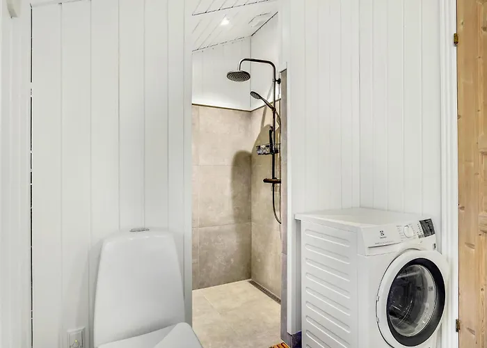 3 Bedroom Awesome In V *